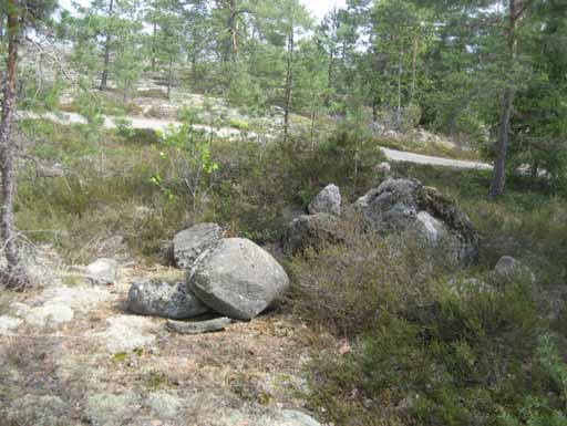 4 m päässä aivan tien vieressä toinen, runsaskivisempi (kivet 25 50 cm) epämääräisen muotoinen. 2 x 1 m.