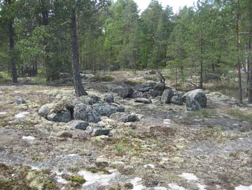 Röykkiö 9 Tien teossa syntyneitä röykkiöitä kolme kappaletta tasaisella kalliolla, halkaisija 3 m, kivet 20 60 cm. Hajanaisia, korkeus 20 30 cm.