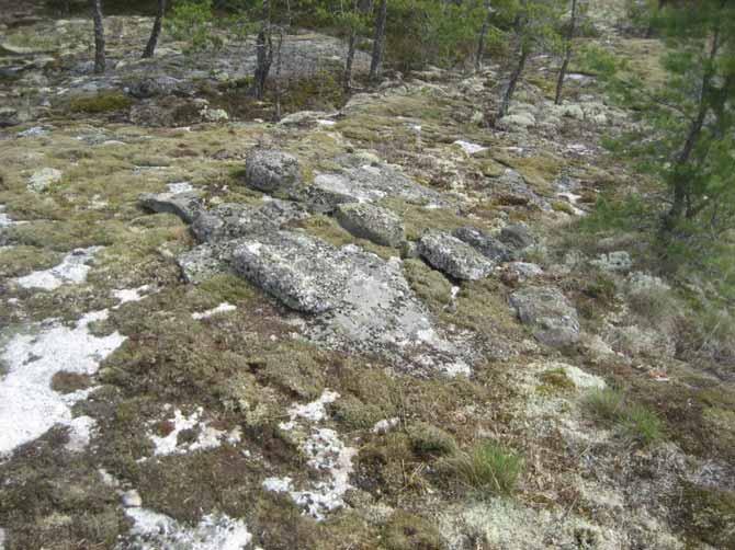 Röykkiö 11 Kallion korkeimmalla kohdalla on muutamasta pyöreästä kivestä tehty H