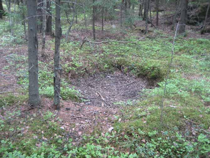 MAARAKENTEET KUOPAT Maarakenne 1 Osittain täytetty kuoppa metsässä kallioiden välisen loivan