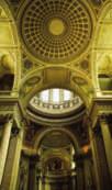 PANTHÉON Oso oite: Place du Panthéon a Latinalaiskorttelissa komeilee uusklassiseen tyyliin rakennettu Panthéon, jonka julkisivu