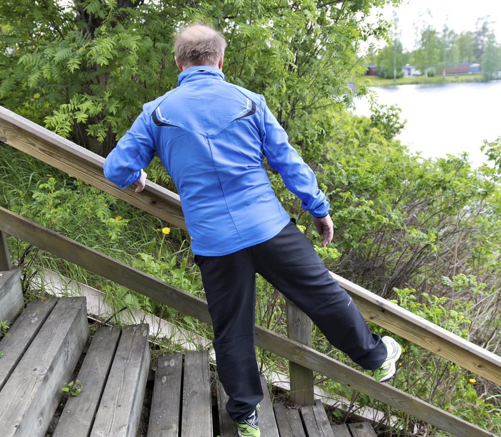 3 4 VATSA TIMMIKSI Asetu istumaan portaille. Nojaa kevyesti taakse, aseta kädet seuraavalle portaalle. Ojenna ja koukista jalkoja vuorotellen alaviistoon.