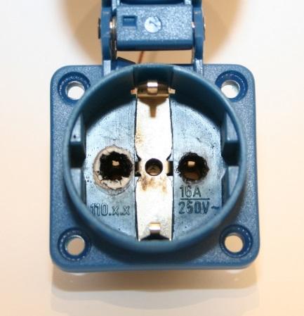 High load (HL) plug and socket-outlet (Draft) IEC 60884-1 Normaali pistokytkin Lämpenemistesti 22 A, 1 h ΔT = 45 K Ripustuskuorma 0,5 kg Kuormitus täydellä mitoitusvirralla tilapäistä IEC 60884-1