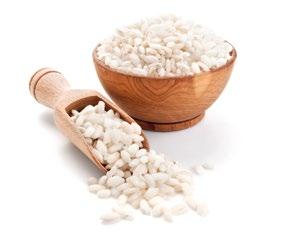Lisää lihaliemi riisiin vähän kerrallaan niin, että liemi ehtii imeytyä riisiin. Tähän menee noin 15 minuuttia.