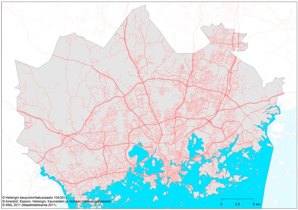 Kuva 4. Pääkaupunkiseudun tieverkko Pääkaupunkiseudun tieverkko on tiheä (kuva 4). Päätieverkko on hyvin kytkeytynyt, kehäteiden yhdistäessä säteittäiset moottoritiet toisiinsa.