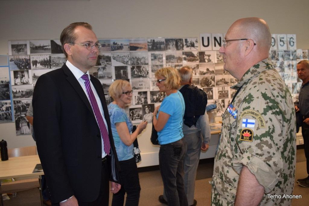 11 2000 kävijää! Puolustusministeri tutustui merkkinäyttelyyn Näyttelyyn tutustui Tattoon aikana esittelijöiden laskennan ja osin arvion perusteella peräti 2000 henkeä.