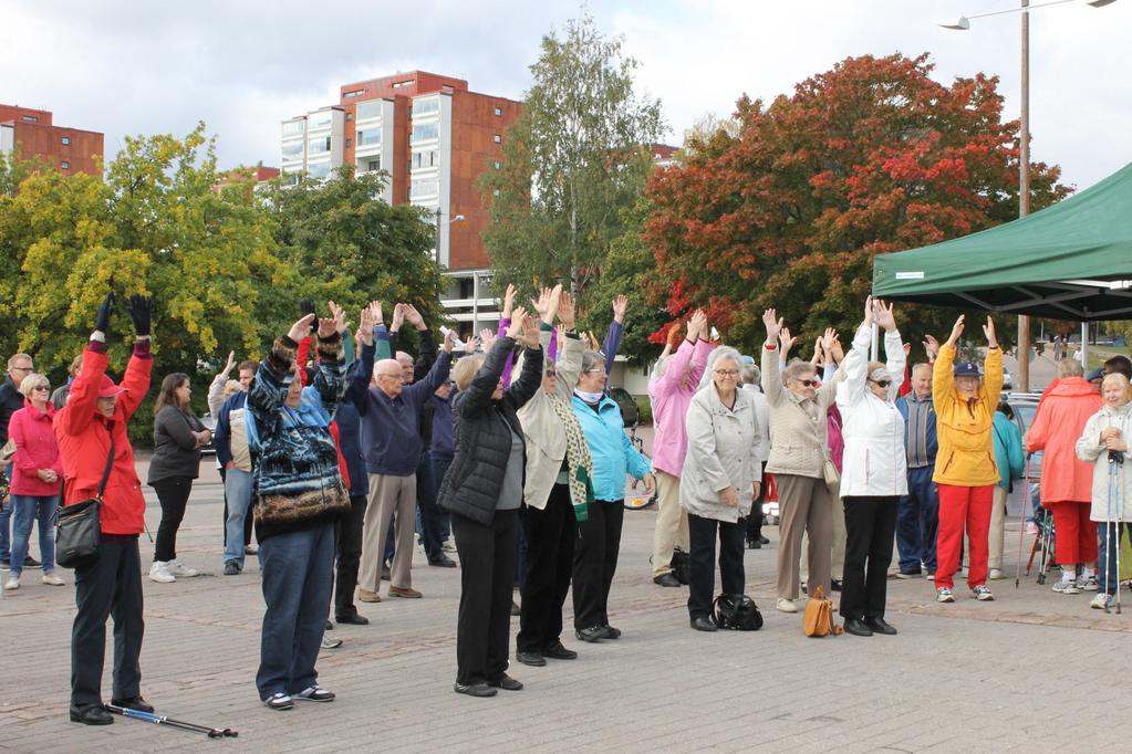 Kasarminmäellä oli sunnuntaina mukana 128 henkeä, suurin luku vuosiin. Kouvolassa, yhteensä siis 1601 osallistujaa. Kouvolan yleisötapahtumaan toi valtion tervehdyksen kansanedustaja Markku Pakkanen.