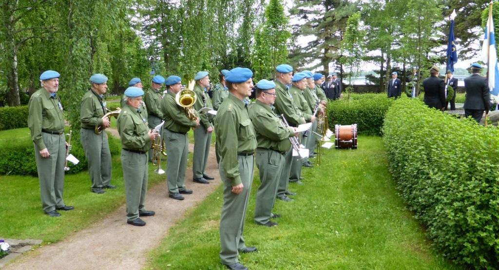 Kukkalaitteen laskivat Petri Kainulainen (vas), Hannu Levänen ja Antero Seppä.