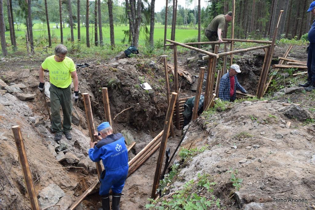 Töihin osallistui 14 rauhanturvaajaa ja kaksi reserviläistä, kaikki motivoituneita linnoittajia. Kauimmaiset talkoolaiset tulivat Kuopion korkeudelta. Työnjohdosta vastasi MPK.