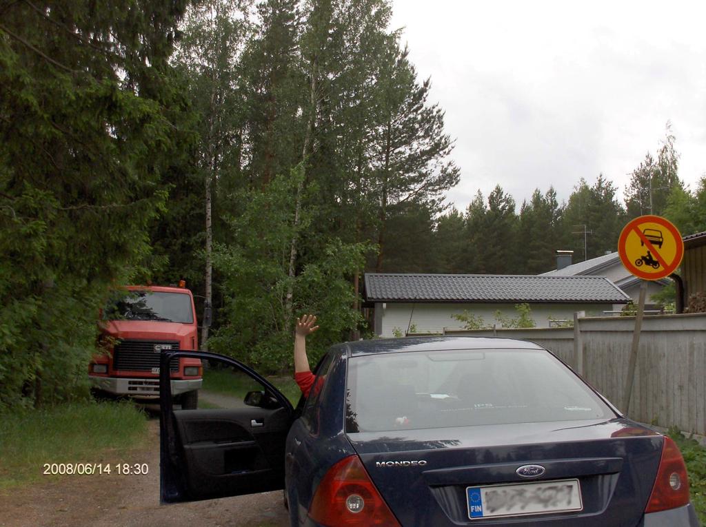 24 Nummenkylä Maljakadun varrelta lähtevälle metsätielle, jolla on moottoriajoneuvolla ajo kielletty, oli pysäköity yksi rekka. Tie jatkuu aina teollisuusalueelle asti.