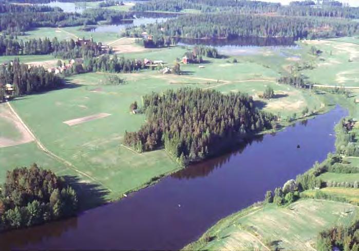 Längelmäen Kirkonlahden ympäristö on kauniisti kumpuilevaa viljelysmaata, jota hallitsee mäen päällä sijaitseva kirkko.