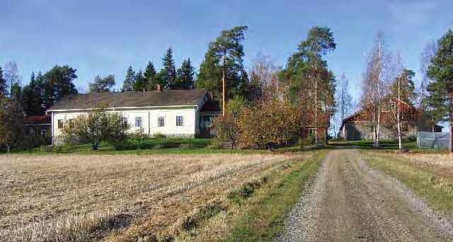 Tilakeskuksen pihapiirin eteläpuolella, tuloteiden varrella ovat päärakennuksen lähellä idässä kalustovaja ja lännessä maakellari.