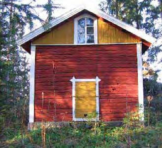 pystypilarit. Rakennuksen siipiosissa on nk. tupa, välissä vaateaitta ja lisäksi liha- ja jauhoaitta.