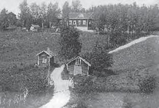 1916. Kirkonkylän kansakoulun piirustusten laatijana oli rakennusmestari Heikki Tiitolan rakennustoimisto Tampereelta.