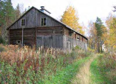 Rakennuksessa on avokuisti ja kuistin yläpuolinen vintin osa lepää pylväiden varassa. Vintin ja alakerran vuorauksia jakaa ylä- ja alareunastaan pyöristetty aaltonauhalista.