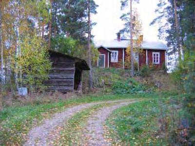 Rakennus rakennusajankohta käyttötarkoitukset ennen ja nyt 1 asuinrakennus 1905 2 navetta-talousrakennus 1952 3 pumppukoppi tms Keskisen päärakennus Tunkelontien suunnasta, luoteesta nähtynä.