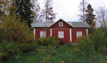1 Asuinrakennus - runkomateriaali: hirsi - katemateriaali: pelti - ulkoseinän pintamateriaali: pystypeiterimalaudoitus, punamullan punainen - sokkelimateriaali: Metsämaan asuinrakennus on