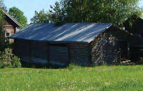 Kaakkoispäädyssä olevat kaksi aittaa ovat ehkä olleet pariaittana ja luoteispäädyn aitta yksinäisaittana.