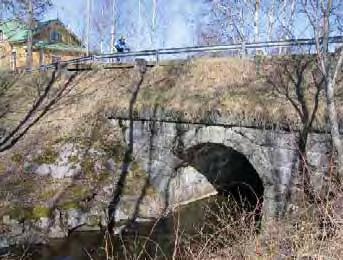 Rr9.18 Västilä-Puharila kiinteistön nimi kiinteistötunnus osoite Västilän sillan ympäristö Vinkiäntie 1404, 35270 Västilä Sijaitsee Pääskylän kylän kulttuurimaisema-alueella, mikä on Pirkanmaan 1.