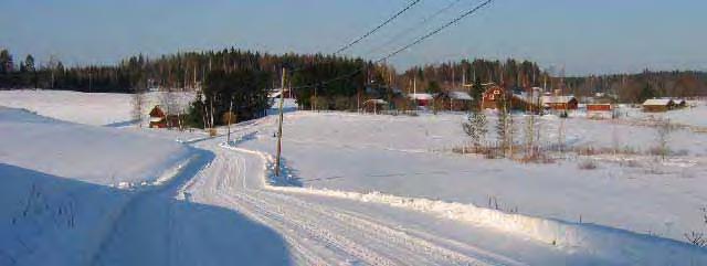 Kuvaus Raidiston kylän Eerolan tila sijaitsee Röyhdänsaaren keskellä, Lopenselän ja Raidistonjärven välisellä kannaksella, kumpuilevien peltojen ympäröimänä.