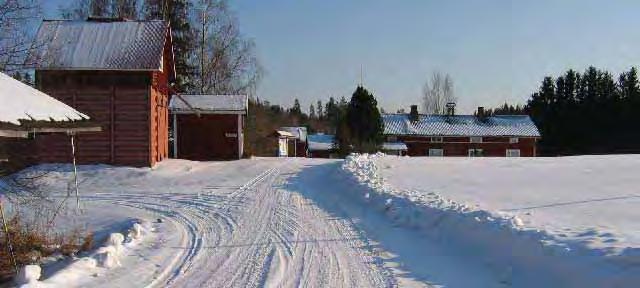 Pihapiirin luoteispuolella, tien varrella sijaitsevat vilja-aitta, kuivurirakennus ja riihi. Pellon laidalla, navetan kaakkoispuolella on kaksi latoa.