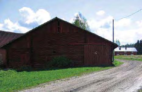 Navetan kaakkoispuolella olevat ladot /12 ja 13/ lännen suunnasta.