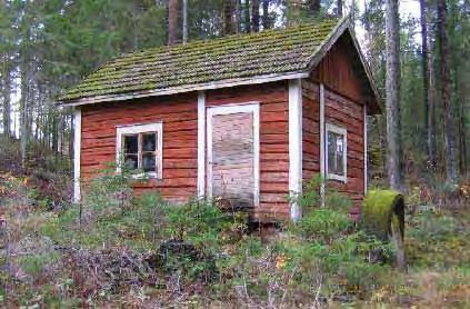 Se on tehty pitkistä lohkotuista kivistä muuraamalla. Ovipäädyn yläosa on keltaisella pystylaudoituksella vuorattu kaarevaan muotoon. Satulakatto on pellitetty.