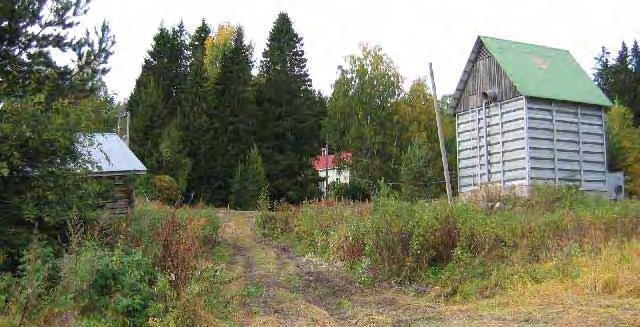 Karviansalmen rannalla, maisemallisesti keskeisellä paikalla, metsäisellä mäellä peltojen ja Anttilan tilan rakennusten ympäröimänä.