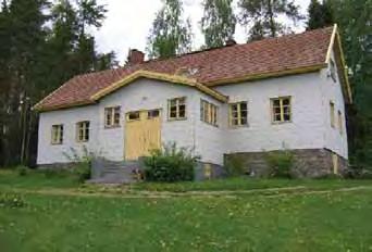 Kuvaus Anttilan tila sijaitsee Karviansalmen rannalla. Tilan rakennukset ovat Mikolan tilan rakennusten kanssa ryhmässä mäellä, järven suuntaan, kaakkoon ja etelään laskevalla rinteellä.