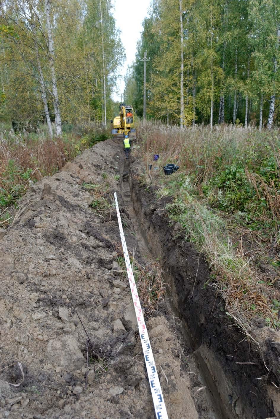 Kuva 2. Kaivanto 2:n N-seinämää noin 5 10 metrin kohdalla. Multasavella täytetty kaivanto n. 5,5 8 metrin kohdalla. Kuvattu kaakosta.