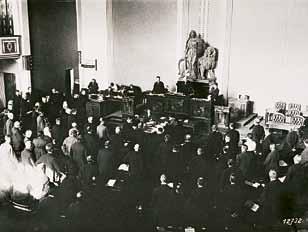 Suomi ja Iso-Britannia olivatkin ainoat sotaa käyvät Euroopan maat, joissa eduskunta kokoontui ilman keskeytystä koko sota-ajan. Täysistunnot pidettiin Heimolan talossa vuosina 1911 1930.
