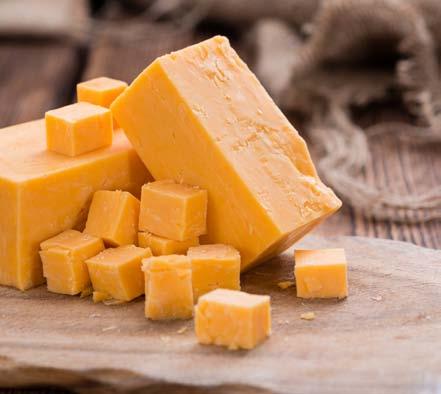 Cheddarin alueella vierailemme juustolassa, jossa näet kuinka kuuluisa englantilainen cheddarjuusto nykyisin valmistuu.