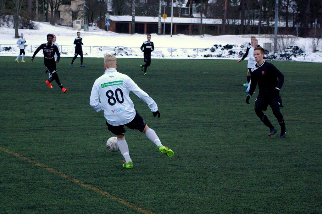 Laitapakit Akseli Tiensuu ja Vilppu Leinonen nousivat hyvin ja saivat aikaan ylivoimatilanteita vastustajien