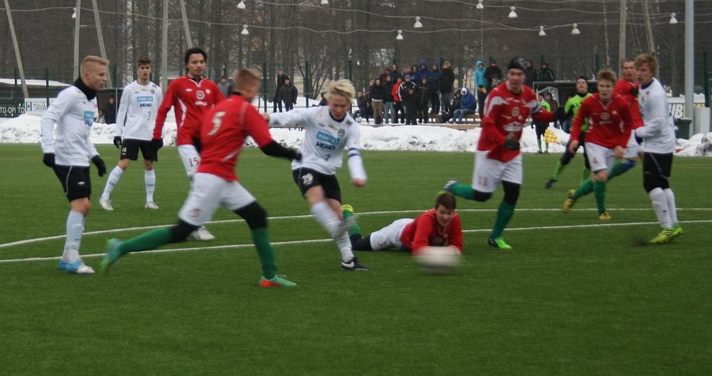 Matias Vesku maalintekoon. Caven ehti topparin tontiltaan myös Punaisten peli sekosi takaiskuista, ja Haka/HJS pääsi mellastamaan melko vapaasti hyökkäyskolmanneksella.