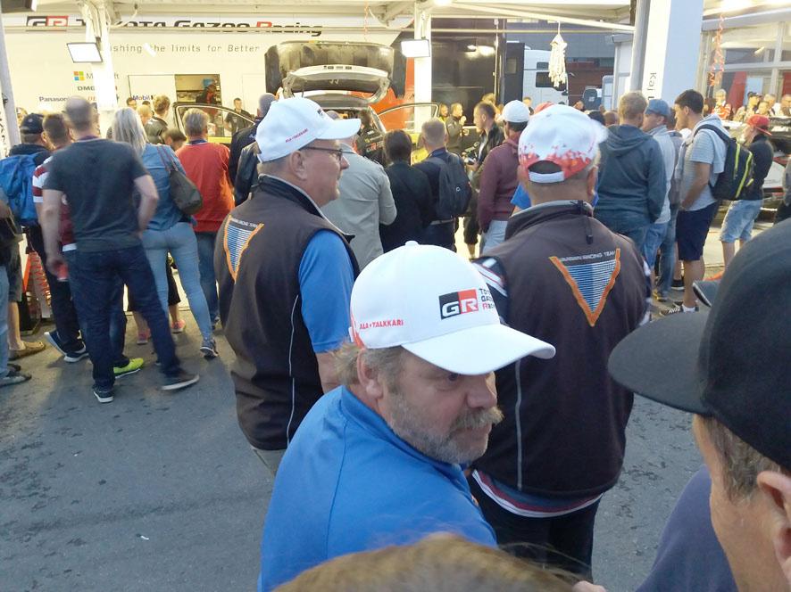 Hienosti kulki Renault Megane Coupe Anssin komennossa, reilu kuusi sekuntia luokan kärkeä Tämän kirjoittaja paahtamassa Leppävirtain haja-asutusalueella perässä.