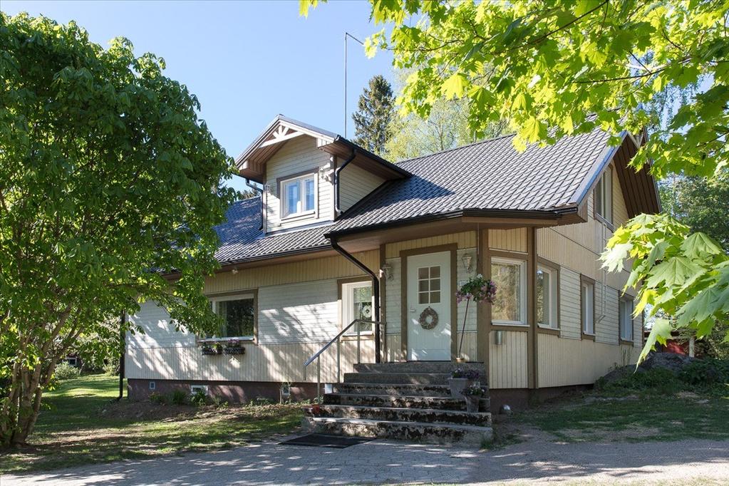 Loivalle rinnetontille vuonna 1928 rakennettu hirsirunkoinen erinomaisessa kunnossa oleva omakotitalo ei remonttia kaipaa! Talossa on tiloja kahdessa kerroksessa.