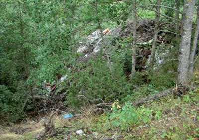 Kuopan pohjalle heitettyjä roskia. 0225202 Hirvelä Pohjavesialueen kuoppiin on tuotu todella paljon roskia ja humuspitoista täyttöainesta, lisäksi alueella on matalia lampia ja kosteikkoja.