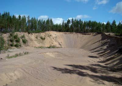 0258605 Mutainen Alueella on yksi kuoppa, joka on osittain metsittynyt. Kunnostustarpeena on vähäisten roskien siivoaminen ja rinteiden loivennus.