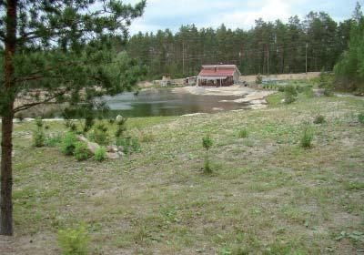 0240004 Kovero Alueella on kolme sorakuoppaa, kuopissa ei ole kiireellistä kunnostustarvetta. Kuopassa 1 on vähäisiä määriä romua, jotka tulisi siivota.