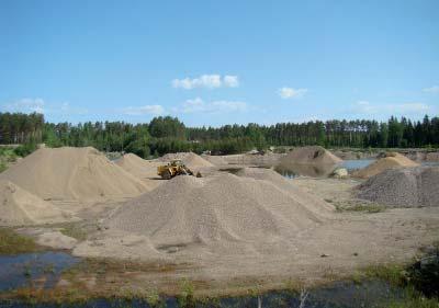 Kuoppaan 1 on viety romuja, jotka tulisi siivota alueelta. Lisäksi alueen pienimmät lammet ja kosteikot tulee täyttää.