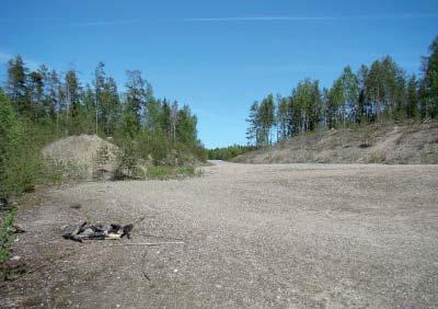 Pohjan pehmennys Kovaksi tiivistynyttä pohjaa tulisi pehmentää niin,että kasvillisuuden leviäminen alueelle helpottuu ja nopeutuu.