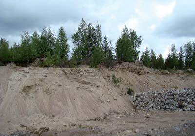 Lisäksi kuopan alueella on havaittu vuoden 2006 kartoituksissa luvatonta maankaatoa (lohkareita, rakennusjätettä, humusainetta), vuoden 2009 kartoituksissa alue