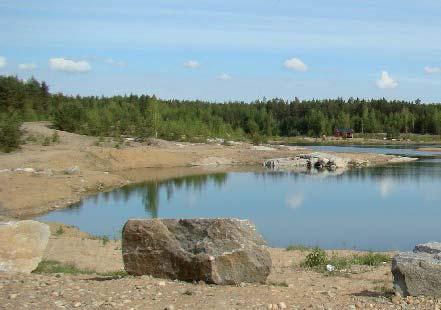 Lisäksi kuoppien alueelta tulee kerrospaksuus pohjaveden pinnan yläpuolelta tarkistaa ja tarpeen vaatiessa lisätä alueille maaaineksia.