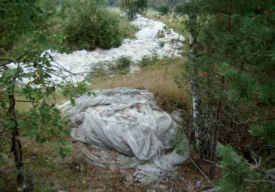 Alue tulisi siivota ylimääräisistä roskista. Kuoppaan 1 tuotuja harsokankaita. Parainen 0257301 Stormälö Kuoppa 1 on vanha ja erittäin jyrkkä rinteinen kuoppa.