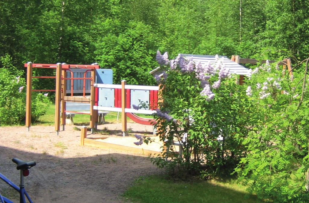 Leikkipaikka Korvasienenkadulla. Varastotilat Piha- ja leikkialue Taloissa tai ulkorakennuksessa on varastotiloja ulkoiluväli neille, kuten polkupyörille ja suksille.