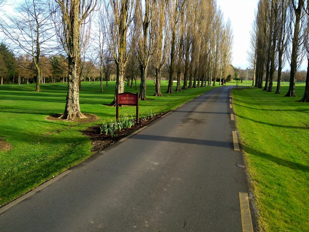 Netistä bongailin vaihtoehtoja ja viimein valitsin Heritage Golfin puistokentän 14 km länteen kaupungin keskustasta.