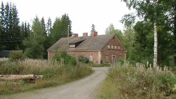 Yllä olevassa kuvassa on Niemen alueen vanha sauna. Vasemmalla näkyvien kuusiaitojen takana oli pohjanlepakon saalistusalueena pieni pelto.