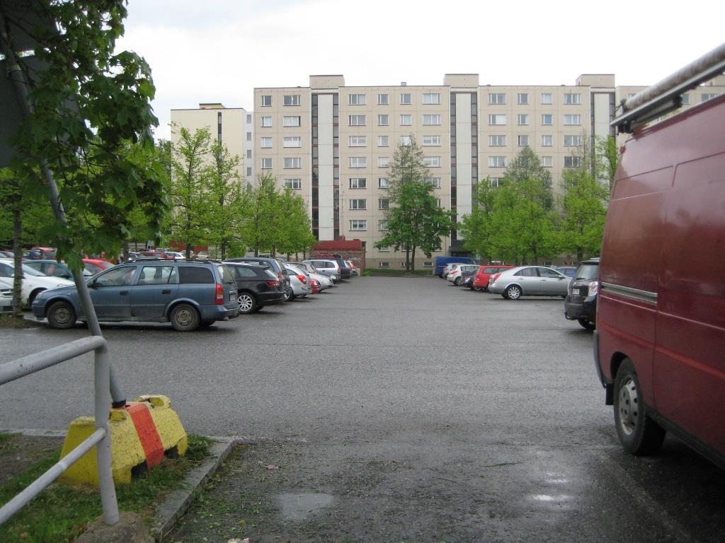 Kaavaprosessin eri vaiheissa tulleet lausunnot ja mielipiteet on esitetty erillisessä palauteraportissa, joka on kaavaselostuksen liitteenä. 16 Yleisnäkymä tontilta etelään. 4. ASEMAKAAVAN KUVAUS 4.