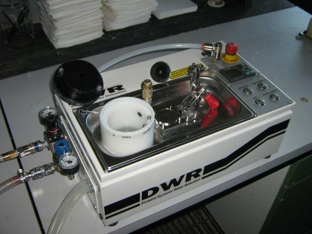 TAMPEREEN AMMATTIKORKEAKOULU OPINNÄYTETYÖ 32 (49) 5 PDWR-LAITE Portable DWR eli PDWR-laite on ACA Systems Oy:n kehittämä siirrettävä laite dynaamisen vesiretention mittaamiseen.