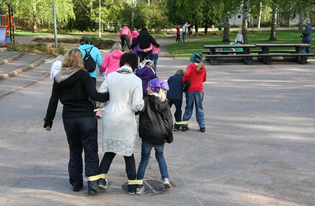 Luokan vanhempaintiimi 12 13 Luokan vanhempaintiimi Toiminta sujuvaksi Yhdessä vanhempainyhdistyksen kanssa Luokan vanhempaintiimin toiminnan eheyden ja jatkuvuuden takaamiseksi on hyvä kiinnittää